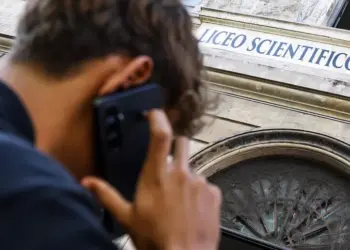 Bandiera e saluto fascista, girano video a scuola e lo pubblicano sui social