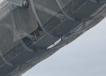 Mezzo meccanico urta il Ponte del Mare e lo danneggia: disposta la chiusura