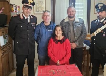 Derubata da finto carabiniere, i veri uomini dell’arma lo scovano e le riconsegnano oro e gioielli