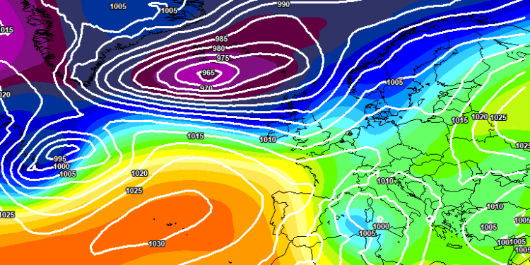 A 500 hpa il modello europeo ECMWF, vede questa situazione con un minimo depressionario centrato tra la Sardegna e la Sicilia, con la risalita delle umide correnti da scirocco e la possibilità di fenomeni sul versante adriatico abruzzese