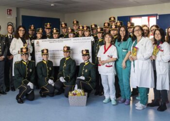 Mimose e solidarietà nel reparto di Oncologia: il gesto degli allievi della Guardia di Finanza che scalda il cuore