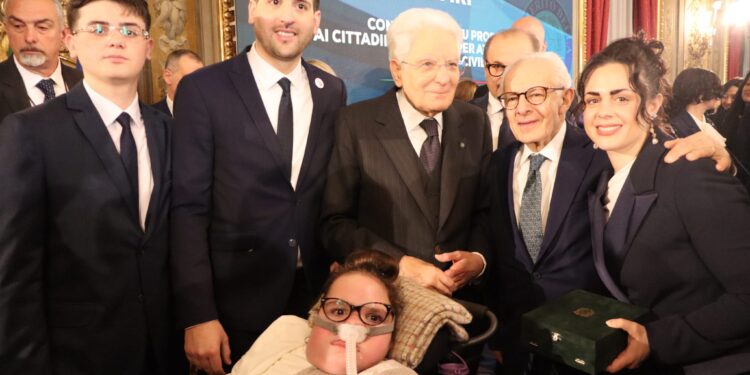 “Senza Mai Arrendersi”: il sorriso di Noemi conquista il Quirinale e il Presidente Mattarella