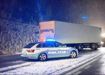 Paura sulla A24, Tir sbanda e blocca la carreggiata: traffico paralizzato