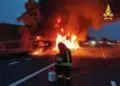 Paura sull’autostrada A 4 chiusa: due ore per un tir in fiamme