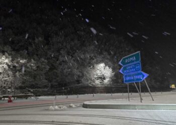 Neve tra Tornimparte e Tagliacozzo, mezzi spargisale al lavoro sulla A24