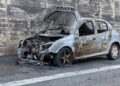 Paura sull’autostrada, auto in fiamme: famiglia riesce a mettersi in salvo (fotogallery)
