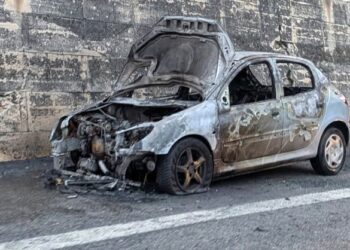 Paura sull’autostrada, auto in fiamme: famiglia riesce a mettersi in salvo (fotogallery)