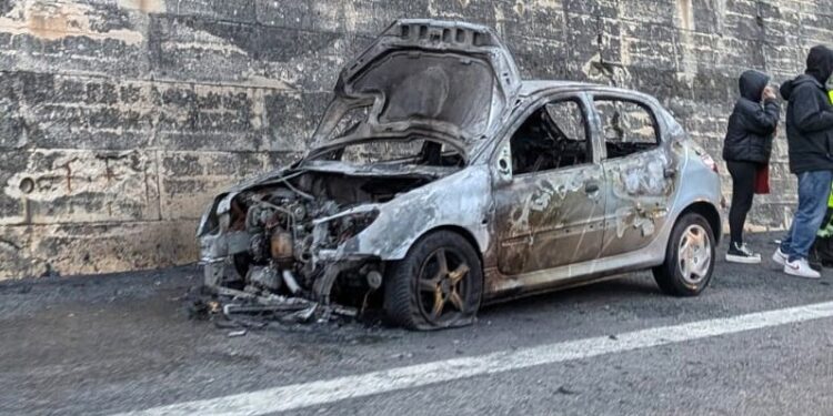Paura sull’autostrada, auto in fiamme: famiglia riesce a mettersi in salvo (fotogallery)