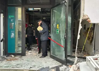 Fatto esplodere un bancomat nella notte, ladri fuggono: bottino da quantificare