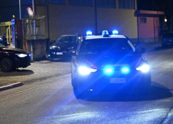 Strada come pista, i carabinieri fermano una gara clandestina: denunciato un 22enne