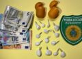 Tenta la fuga e getta la droga dall’auto: 22 arresto dalla polizia locale