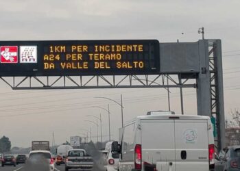 Incidente sull’autostrada questa mattina, macchina si ribalta: il bilancio è di due feriti. Uno è grave