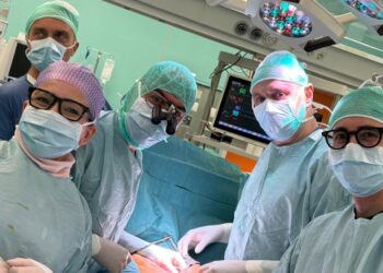 In ospedale in condizioni disperate, salvato grazie a un intervento record con protesi che rigenera l’aorta