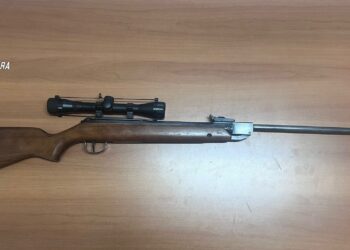 Spara con il fucile e spaventa i vicini, 67enne denunciato per porto abusivo di armi