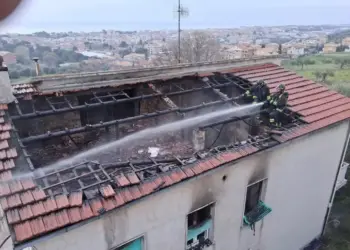 A fuoco un appartamento, salvi i proprietari: muore il pastore tedesco