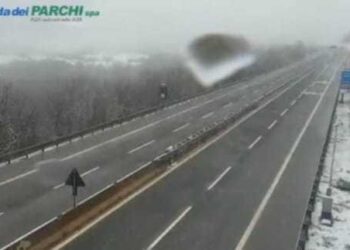 Colpo di coda dell’inverno: torna la neve nell’entroterra e lungo le autostrade