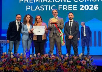 Roseto degli Abruzzi ritira a Roma il riconoscimento di Comune “Plastic Free”, passando a due “tartarughe”
