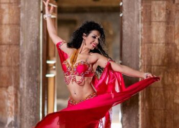 Tra danza orientale e meditazione: Serena Boselli conduce un viaggio nelle emozioni