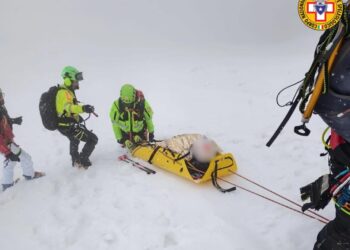 Allarme valanghe, quattro scialpinisti travolti, uno ferito. Lo spettacolare salvataggio sulla Maiella