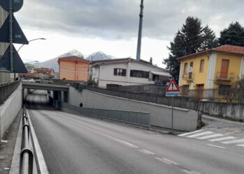 Bomba carta nel sottopasso di via Aquila, in arrivo gli artificieri