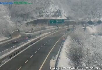 Colpo di coda dell’inverno, fiocchi e nevischio su A24 e A25