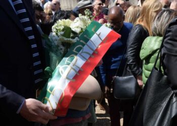 Inno di Mameli cantato dal coro Mani Bianche, festa della Liberazione inclusiva ad Avezzano