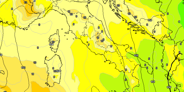 La situazione prevista ad 850 hpa per le ore 14:00 di Domenica 3 Maggio. Cielo poco nuvoloso e temperature in aumento