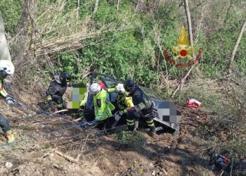 Violento schianto, auto finisce in un fossato: interviene l’elicottero Drago
