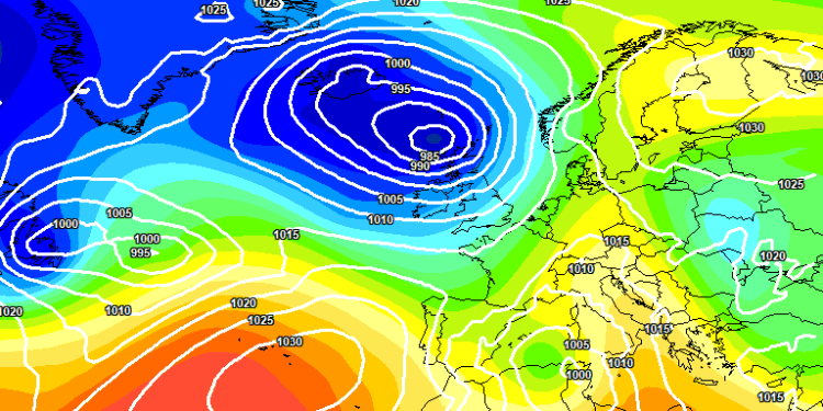La situazione vista dal modello europeo ECMWF per le ore 14:00 di Domenica 12 Aprile. Inizia la formazione di un minimo depressionario sul mediterraneo che apporterà tempo instabile nei giorni a venire
