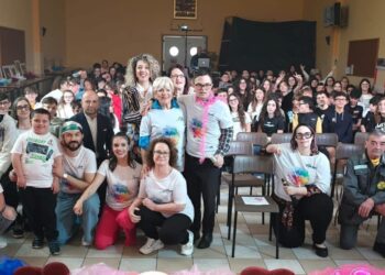 “Fuori posto”, a Martinsicuro uno spettacolo che celebra l’unicità e l’inclusione