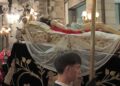 Il funerale di Cristo tra le strade di Sulmona, un rito antico e il silenzio che parla al cuore (foto)