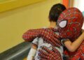 Nelle scuole di Roseto arriva Mattia Villardita, lo “Spider-Man” che porta il sorriso negli ospedali