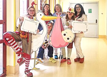 “PigiamiAmoci” porta colore e sorrisi nei reparti dell’ospedale San Salvatore