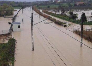 Maltempo: binari allagati, ancora sospesa linea adriatica: attivo servizio con bus