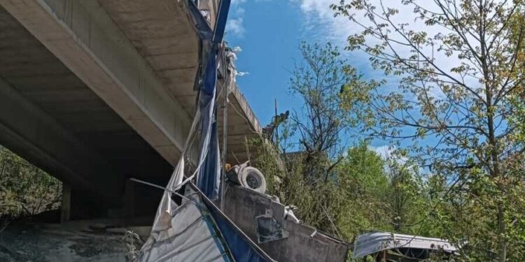 Drammatico incidente sulla superstrada del Liri: camion sfonda le barriere e precipita