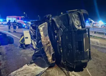 Auto dei carabinieri tamponata, sollevata e ribaltata più volte: feriti due militari