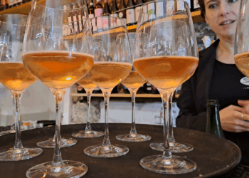 Paesi che si svuotano, tavole che resistono: 18 metri quadri e un ristorante nell’Abruzzo che non cede