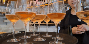 Paesi che si svuotano, tavole che resistono: 18 metri quadri e un ristorante nell’Abruzzo che non cede