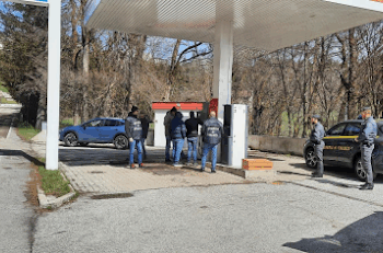 Carburante venduto a prezzo diverso da quello indicato nel cartellone, nei guai titolare di un distributore