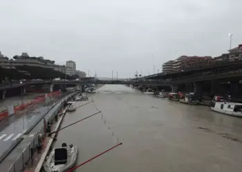 Il fiume Pescara supera il limite d’allarme, chiuse le golene