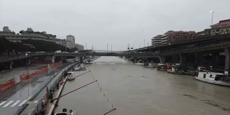 Il fiume Pescara supera il limite d’allarme, chiuse le golene