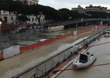 Maltempo Pescara, l’acqua lascia spazio alla melma: golene ancora chiuse