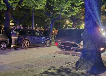 Auto si ribalta tra la folla della fiera a fine serata: carambola choc in piazza Torlonia (foto)