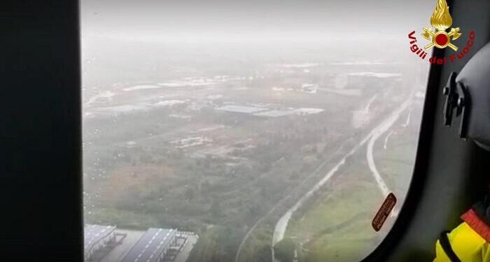 Vigili del Fuoco sorvolano le zone di Abruzzo e Molise colpite dal maltempo, 1 Aprile 2026. X/VIGILI DEL FUOCO