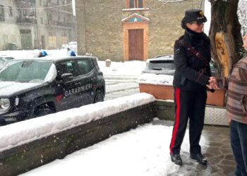 Emergenza neve a Teramo: i carabinieri aiutano anziani e famiglie isolate
