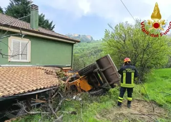 Pala meccanica precipita su una casa, conducente e inquilino salvi