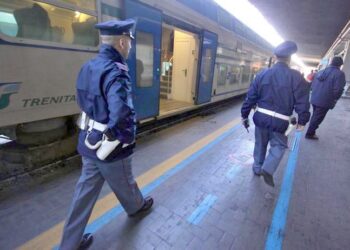 Fugge dall’ospedale e si incammina sui binari, anziano salvato in extremis dalla polfer