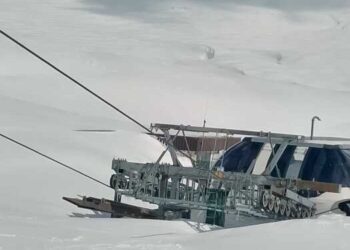 Neve eccezionale in Abruzzo, le straordinarie immagini di Campo Imperatore: piloni delle seggiovie sommersi
