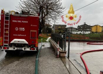 Maltempo, fiumi in piena e case allagate: decine gli interventi dei Vigili del fuoco