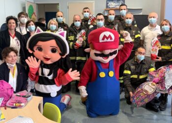 Vigili del Fuoco portano uova di Pasqua e sorrisi al Reparto di Oncoematologia Pediatrica